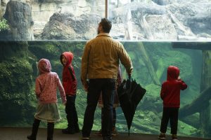 father and kids at the aquarium