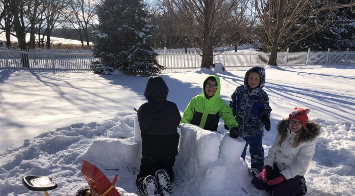 4 kids building a snow fort